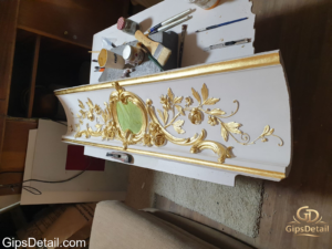 позлатен гипсов корниз