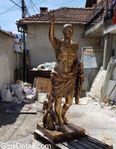 детайл на моделирана художествена статуя от гипс
