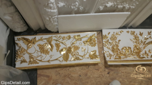 декоративен орнамент от гипс със златна декорация