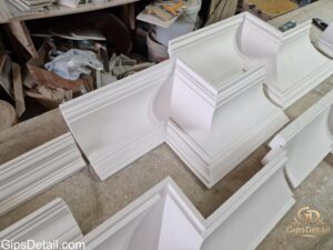 гипсов корниз за скрито осветление с перфектни елементи и орнаменти