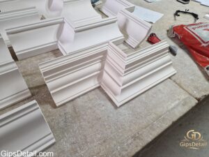гипсов корниз за скрито осветление с перфектни елементи и орнаменти